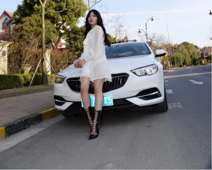 美女車模