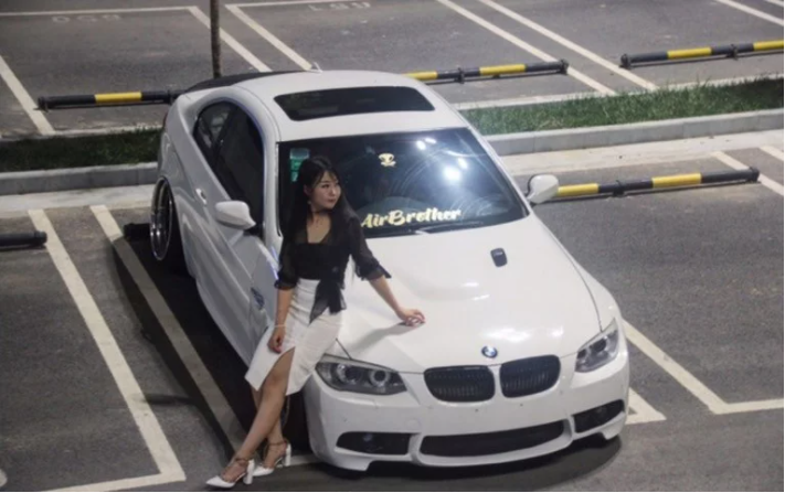 美女車膜