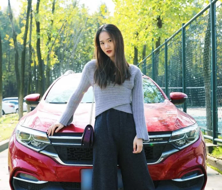 美女車模