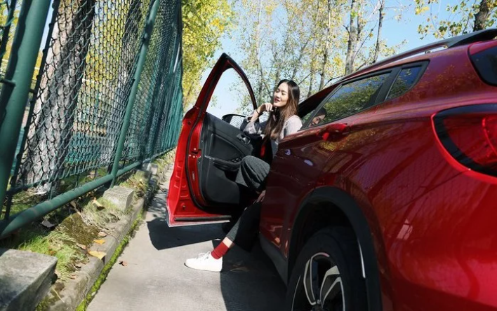 美女車模